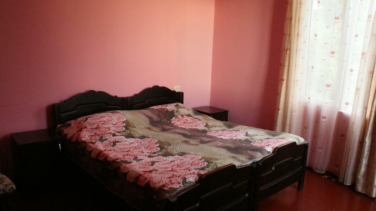 Merabi And Neli Guest House Makhinjauri Exterior foto